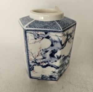 Vintage hexagonal shaped ginger‎ jar